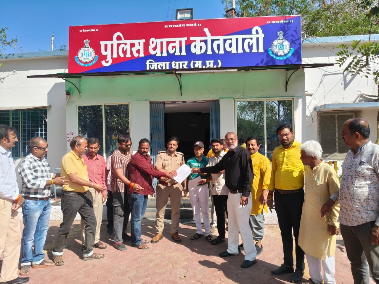 नेशन बुलेटिन धार। अनर्गल टिप्पणी को लेकर ब्राह्मण समाज ने सौंपा आवेदन।