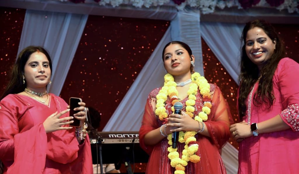 नेशन बुलेटिन धार। इंडियन आइडल फेम अरुणिता कांजीलाल के भजनों में झूमे हजारों श्रद्धालु।