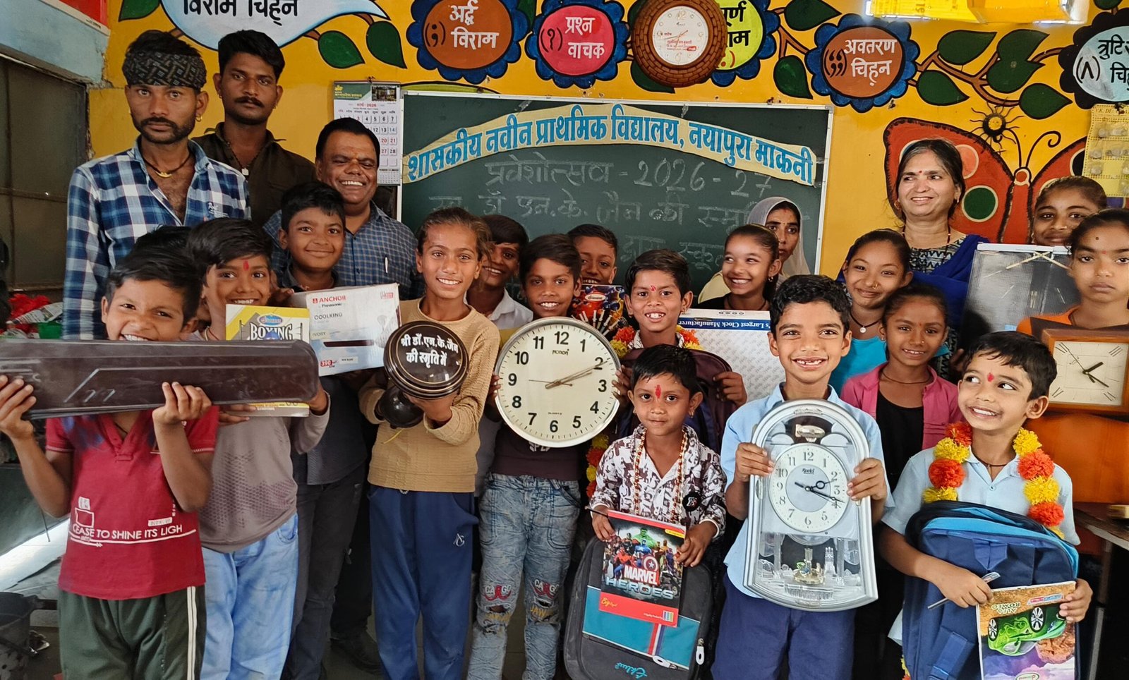 नेशन बुलेटिन धार। नवीन सत्र का आगाज़ नवप्रवेशी बच्चों का तिलक लगाकर मिठाई खिलाकर कर किया।