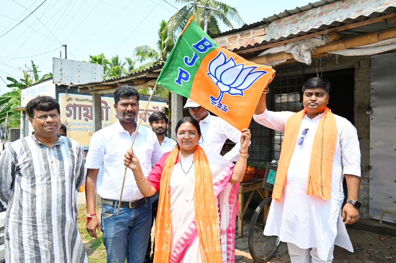 नेशन बुलेटिन धार। श्रीमती सावित्री ठाकुर जी पश्चिम बंगाल में चुनाव प्रचार हेतु पहुंचीं।