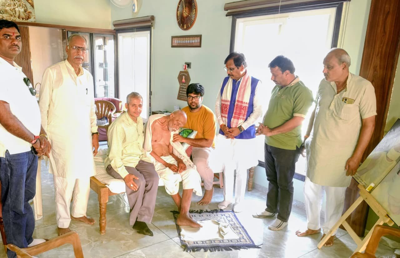 नेशन बुलेटिन धार। संथारा साधक के दर्शनार्थ पहुँचे पूर्व सांसद डामोर,व्यक्त की श्रद्धा भावना।