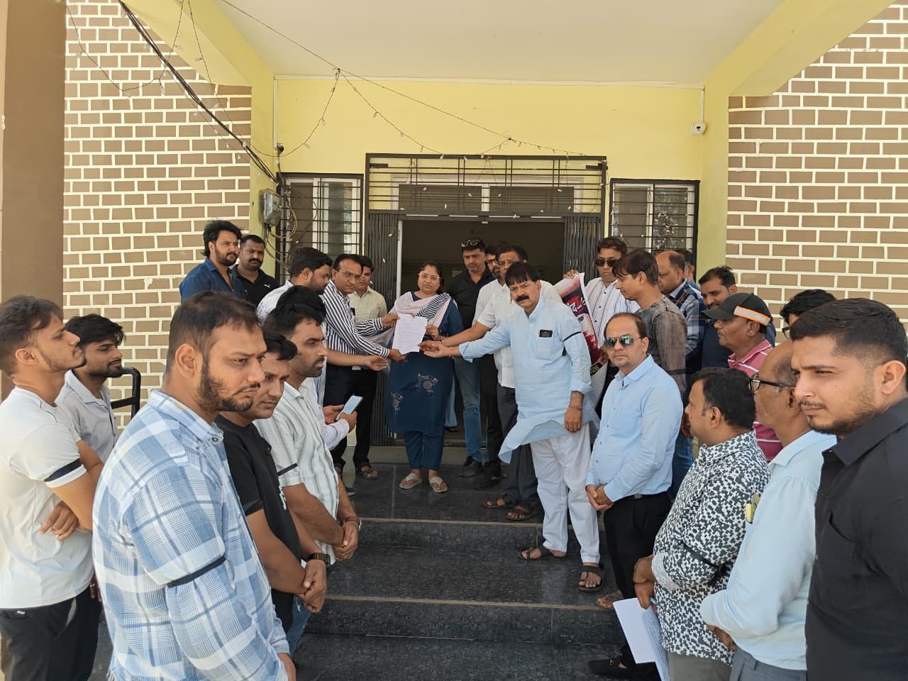 नेशन बुलेटिन धार। पेटलावद में खाद-बीज विक्रेताओं ने प्रधानमंत्री के नाम सौंपा ज्ञापन।