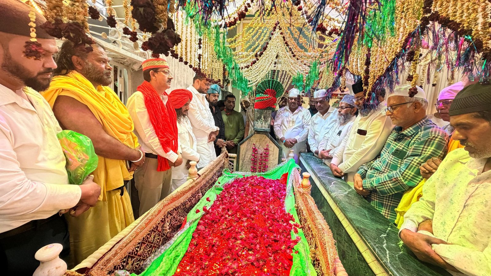 नेशन बुलेटिन धार। हजरत नियाज अली सरकार के उर्स में गूंजा एकता और भाईचारे का संदेश।