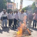 नेशन बुलेटिन धार। कानवन ब्लॉक कांग्रेस की बैठक एवं नीट पेपर लीक के विरोध में प्रदर्शन और धर्मेंद्र प्रधान का किया पुतला दहन।