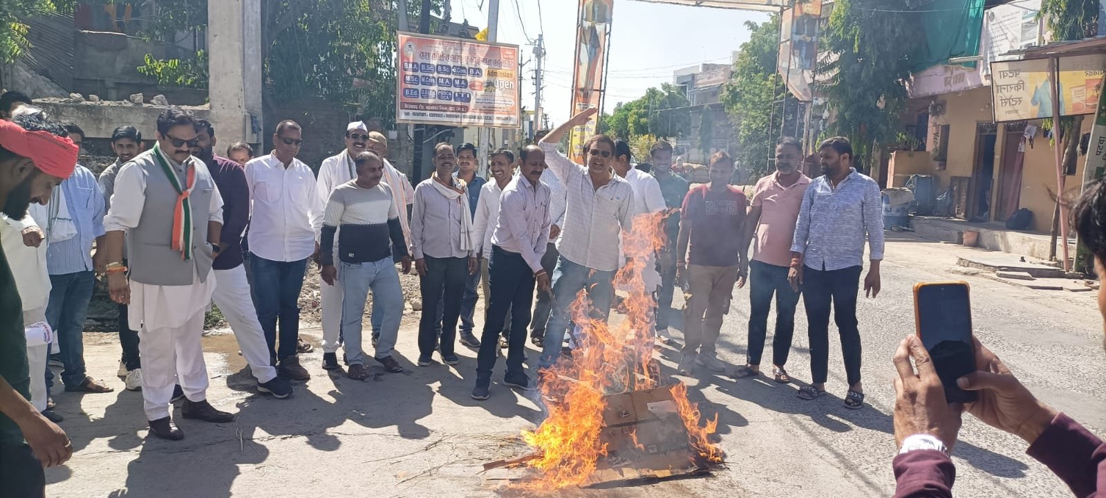 नेशन बुलेटिन धार। कानवन ब्लॉक कांग्रेस की बैठक एवं नीट पेपर लीक के विरोध में प्रदर्शन और धर्मेंद्र प्रधान का किया पुतला दहन।