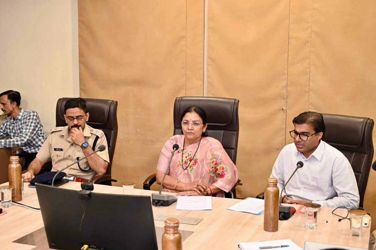 नेशन बुलेटिन धार। सावित्री ठाकुर ने सड़क सुरक्षा समिति एवं रेलवे विकास कार्यों की समीक्षा कर अधिकारियों को दिए आवश्यक निर्देश।