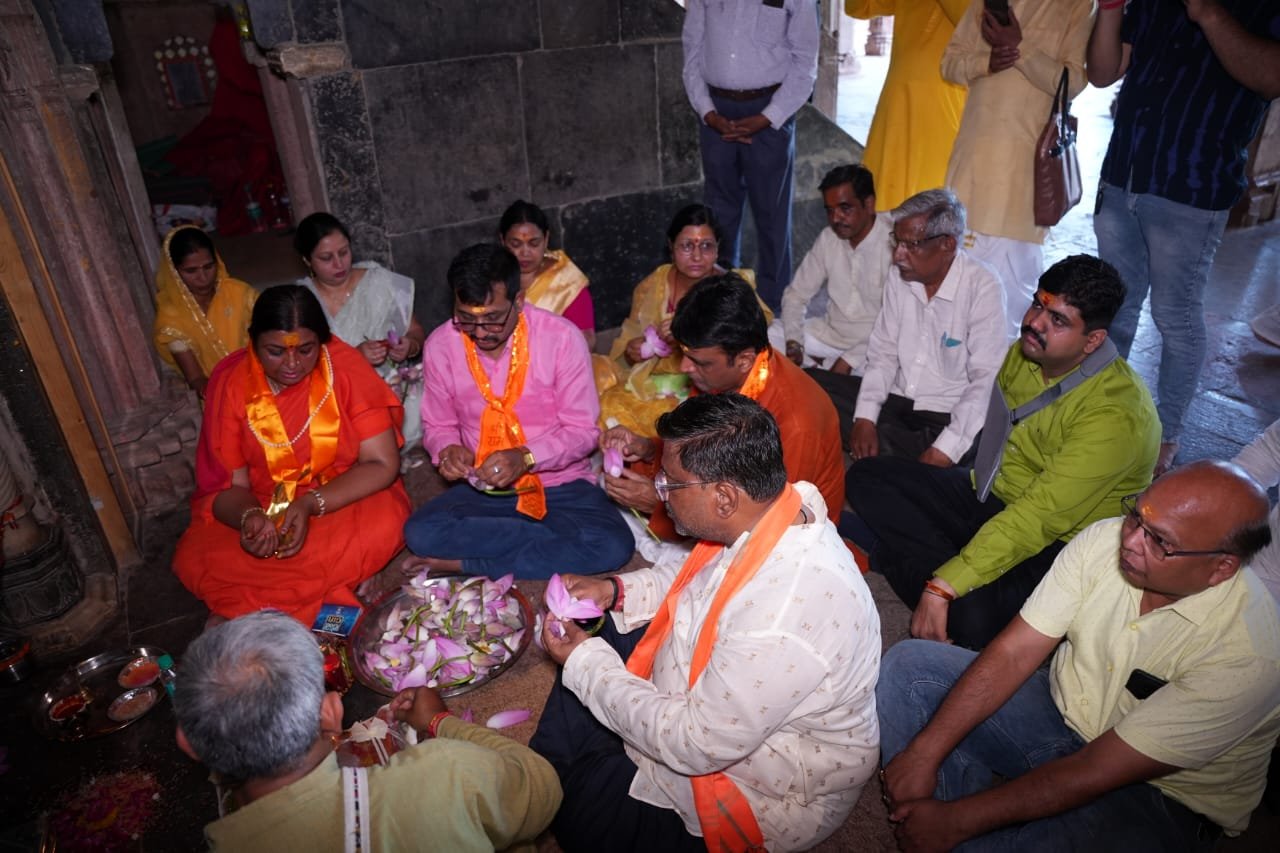 नेशन बुलेटिन धार। हिन्दू फ्रंट फॉर जस्टिस की राष्ट्रीय अध्यक्ष रंजनाजी अग्निहोत्री ने भोजशाला में माँ वाग्देवी की पूजा अर्चना, आरती करी।
