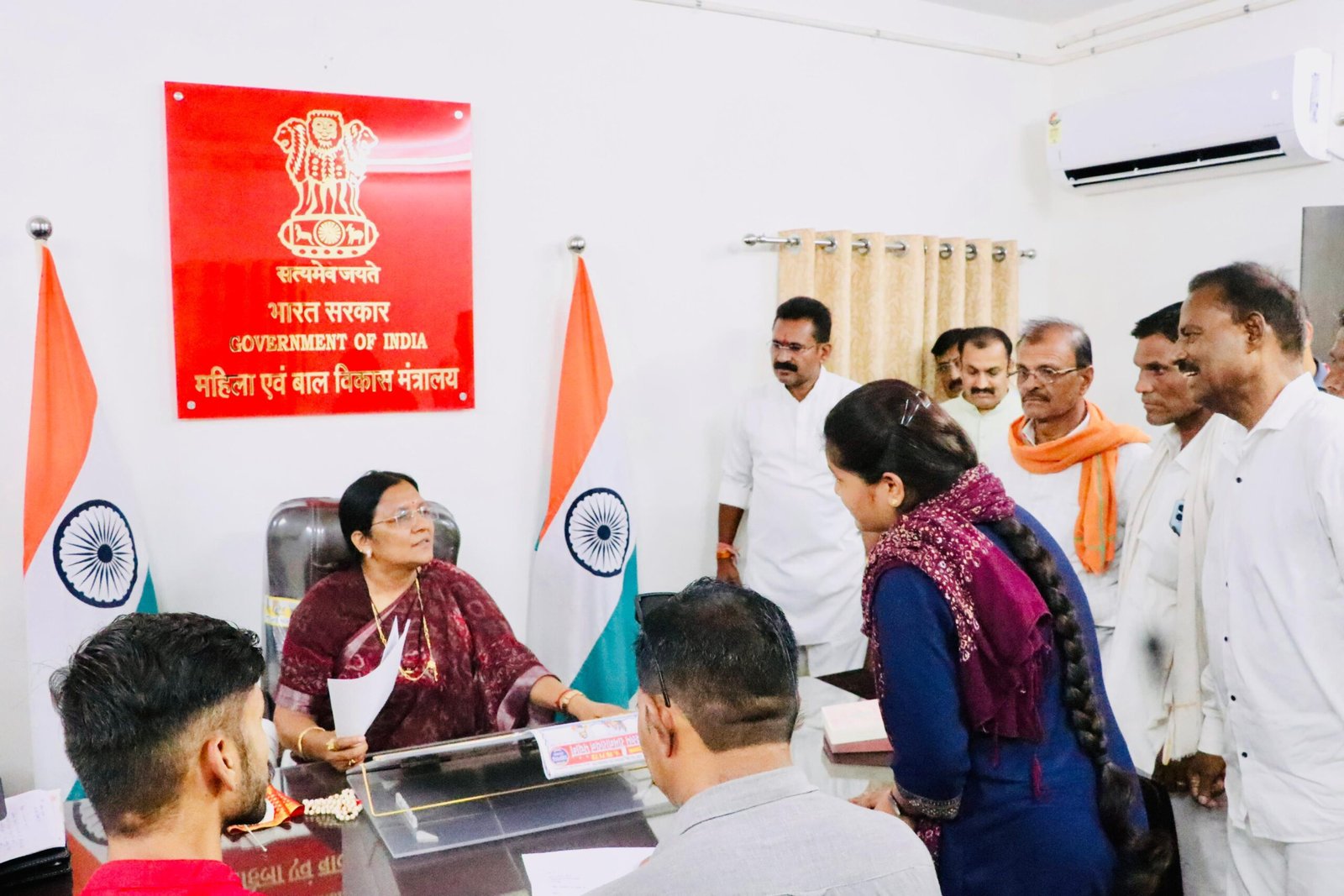 नेशन बुलेटिन धार। महिला एवं बाल विकास केंद्रीय राज्य मंत्री सावित्री ठाकुर की जनसुनवाई में उमड़ी भारी भीड़।