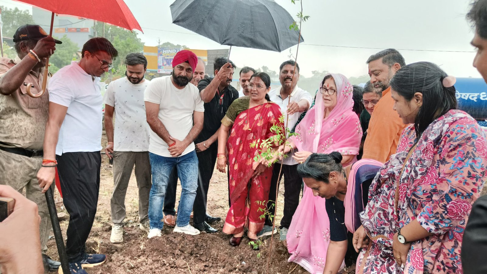 नेशन बुलेटिन धार। एक पेड़ मां के नाम” अभियान के तहत हुआ वृक्षारोपण, पर्यावरण संरक्षण का लिया संकल्प।
