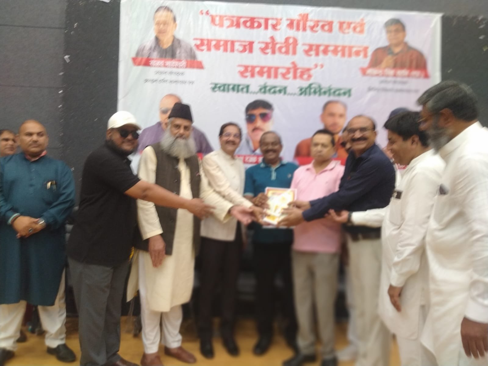 नेशन बुलेटिन धार। संयुक्त संचालक श्रीमती अनीता चौहान पूर्व शिक्षाधिकारी महेंद्र शर्मा को सम्मानित करते हुए।