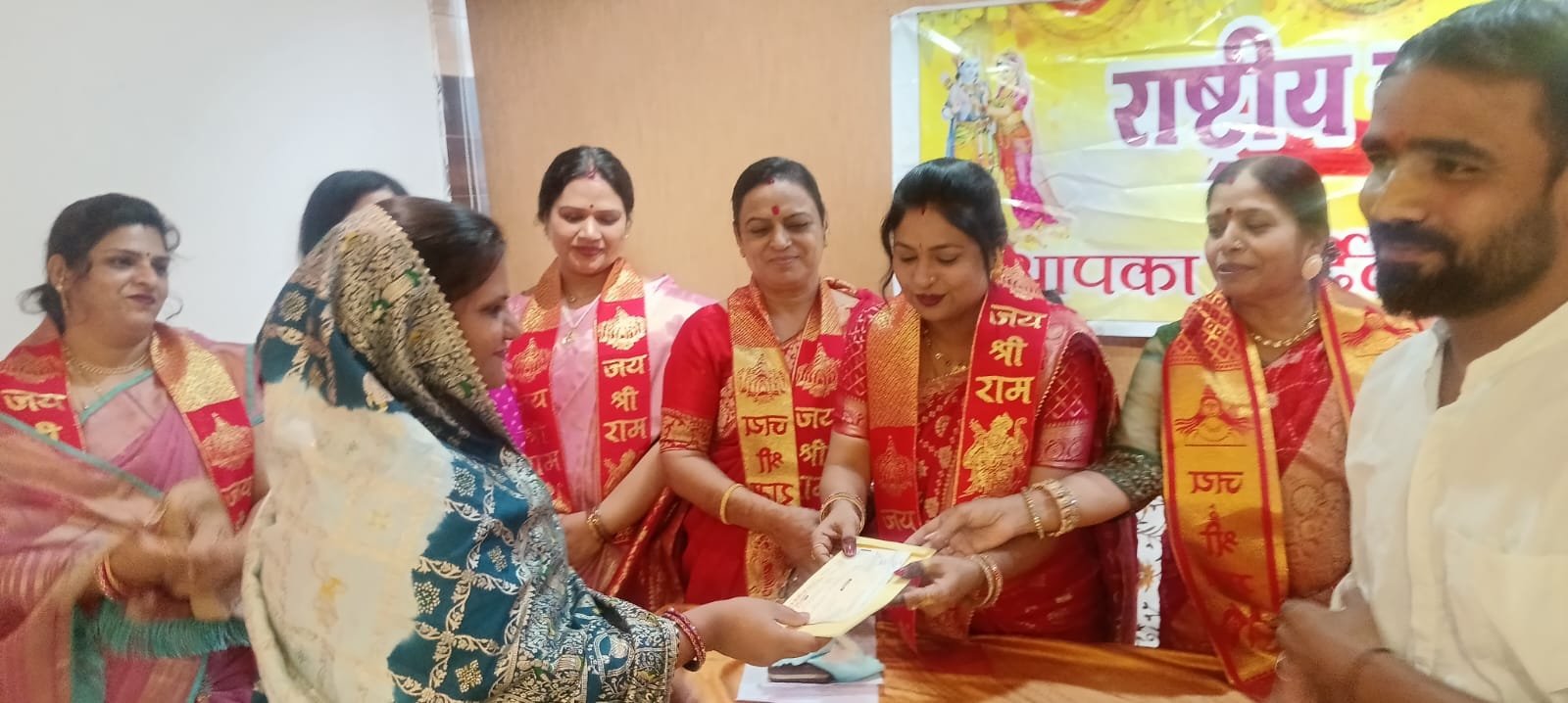 नेशन बुलेटिन धार। राष्ट्रीय स्वर्णकार विवाह मंच ने बेटियों को सौंपीं एफडी, समाज सेवा के संकल्प को मिला नया आयाम।