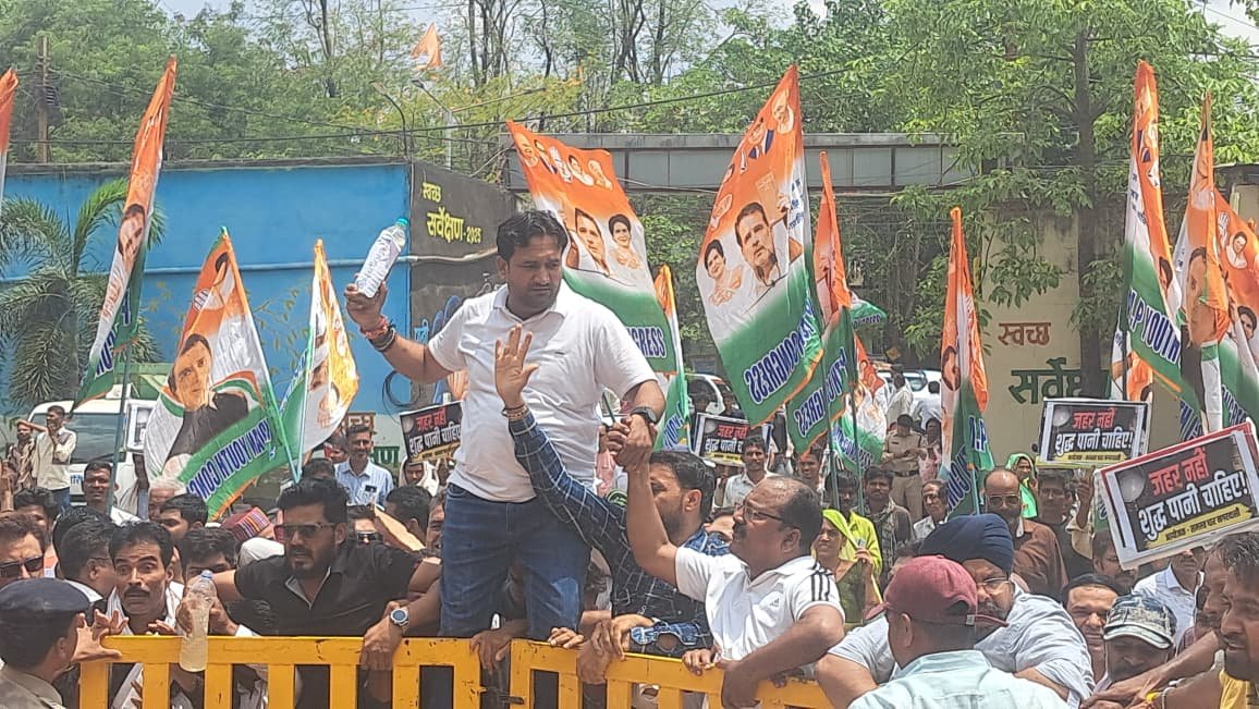 नेशन बुलेटिन धार।शहर को साफ पानी दिलाने निकले कांग्रेसी, जवाब में दर्ज हुआ मामला।