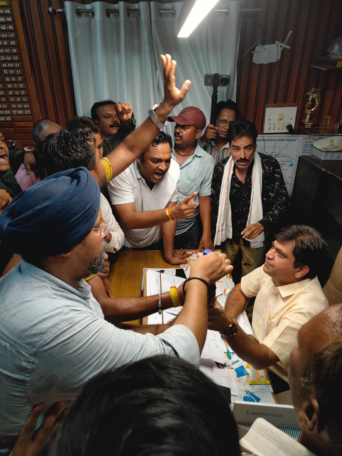 नेशन बुलेटिन धार। पानी के विरोध में युवा कांग्रेस का उग्र प्रदर्शन, नगरपालिका का घेराव कर फोड़े मटके, सीएमओ को दी तालाबंदी आंदोलन की चेतावनी।
