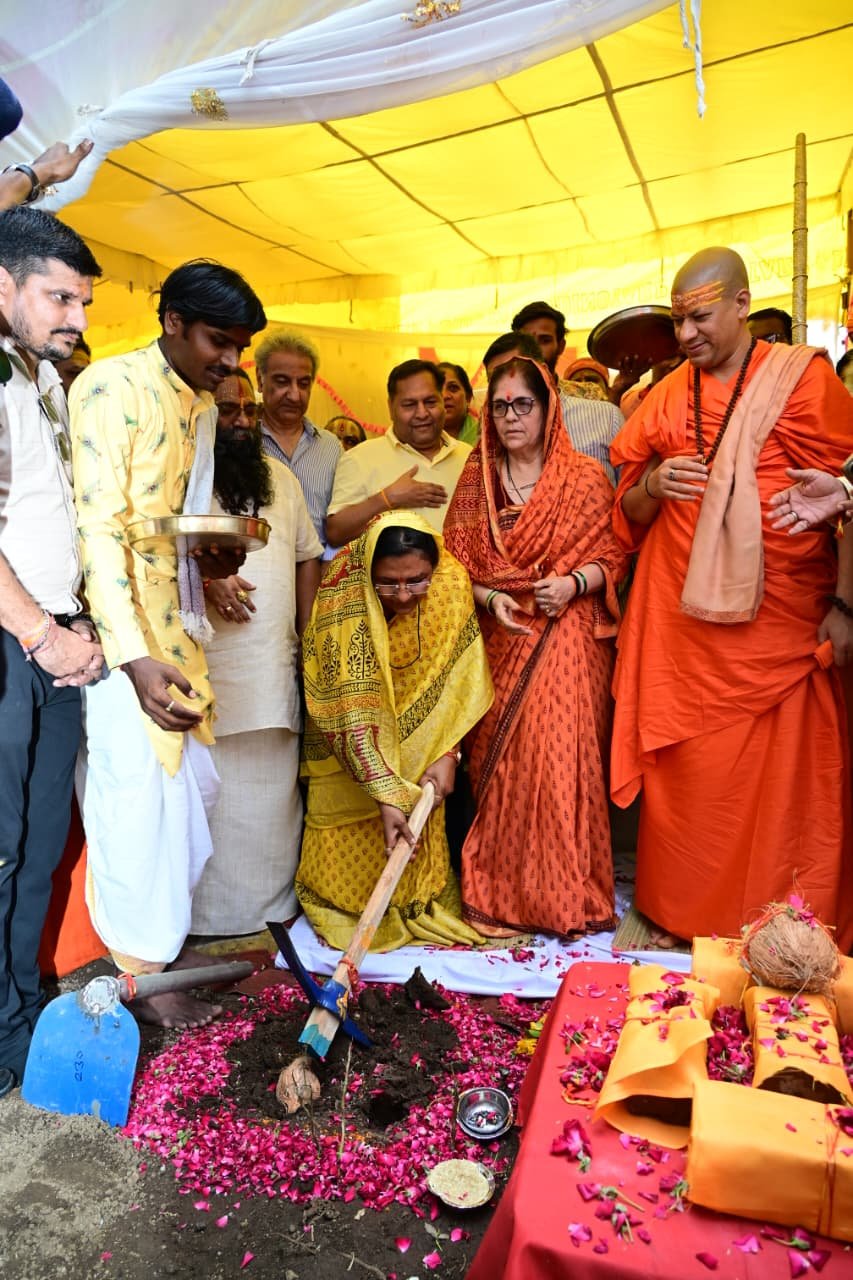 नेशन बुलेटिन धार।भव्य शिव मंदिर भूमि पूजन समारोह में उमड़ा श्रद्धा का सैलाब, आचार्य महामंडलेश्वर कैलाशानंद गिरि जी महाराज के सान्निध्य में हुआ शुभारंभ।