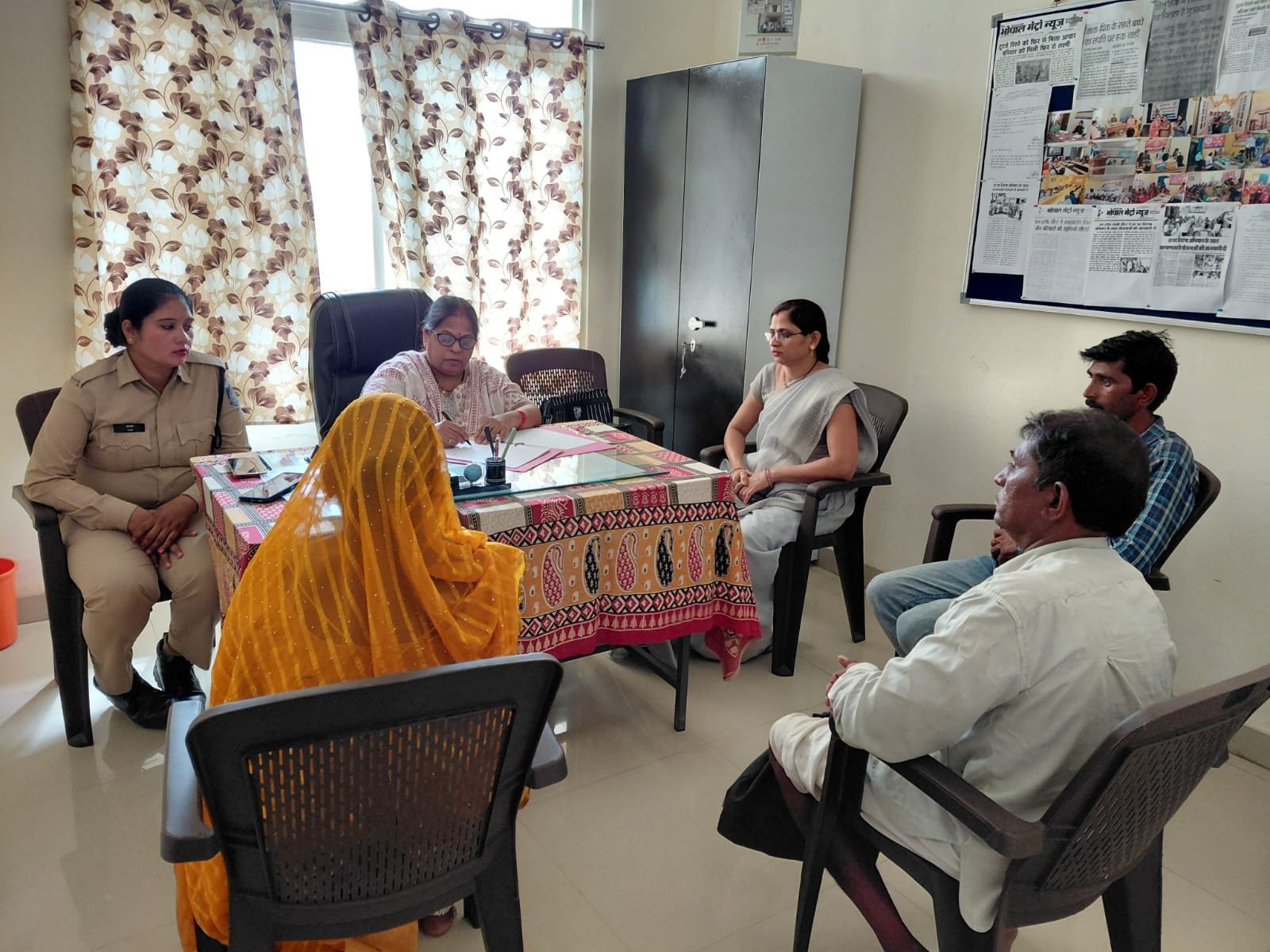 नेशन बुलेटिन धार।वन स्टॉप सेंटर (सखी) धार पर काउंसलिंग के बाद गिले-शिकवे भुलाकर साथ लोटे पति-पत्नि और एक भुली भटकी महिला को परिवार से मिलवाया।