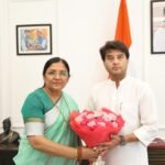 नेशन बुलेटिन धार। श्रीमती सावित्री ठाकुर ने केंद्रीय मंत्री ज्योतिरादित्य सिंधिया से की शिष्टाचार भेंट।