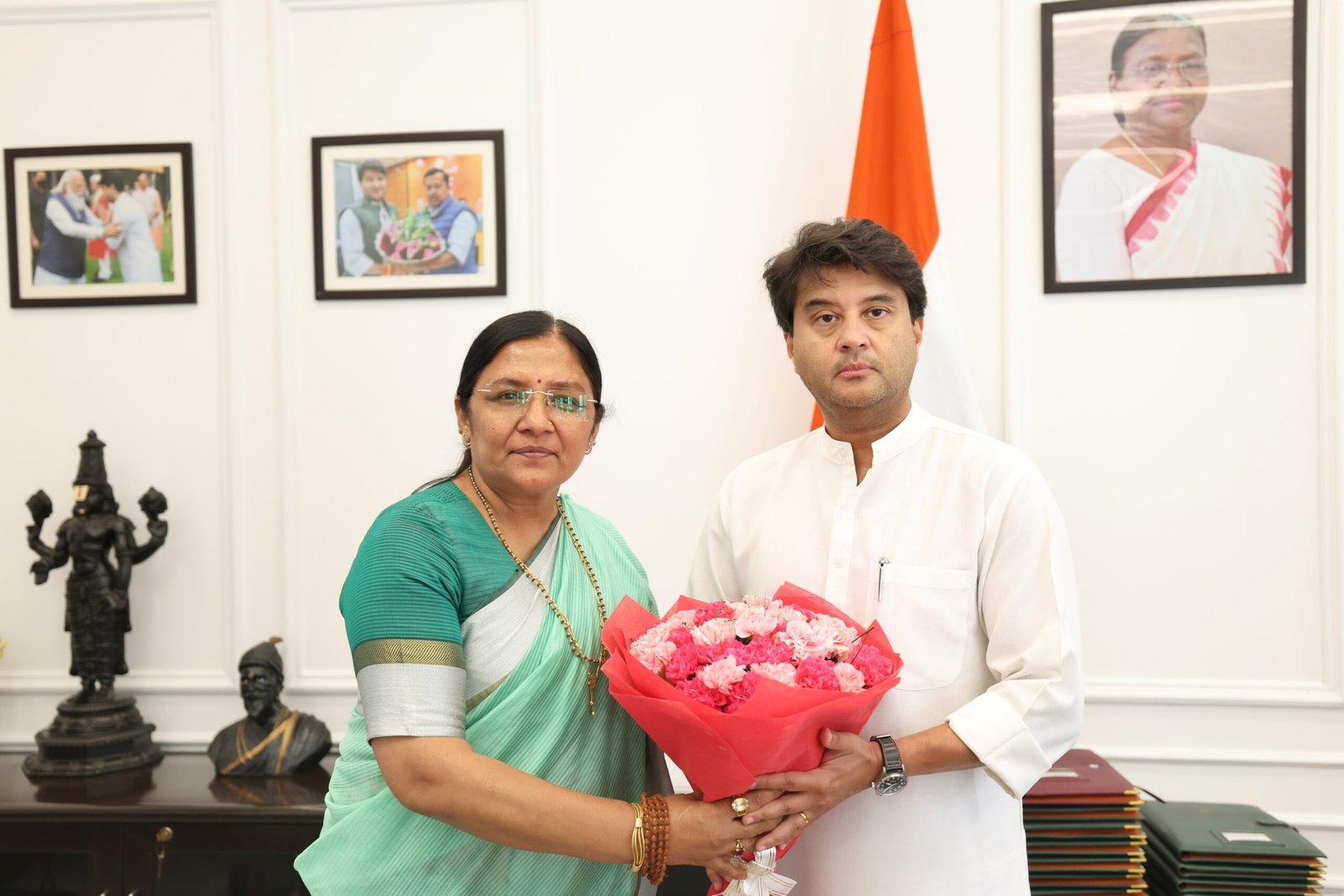 नेशन बुलेटिन धार। श्रीमती सावित्री ठाकुर ने केंद्रीय मंत्री ज्योतिरादित्य सिंधिया से की शिष्टाचार भेंट।