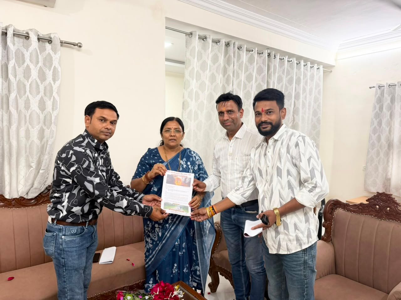 नेशन बुलेटिन धार।सात कोठड़ी महादेव मंदिर की सुविधाओं को लेकर सांसद से मिला मित्र मंडल।