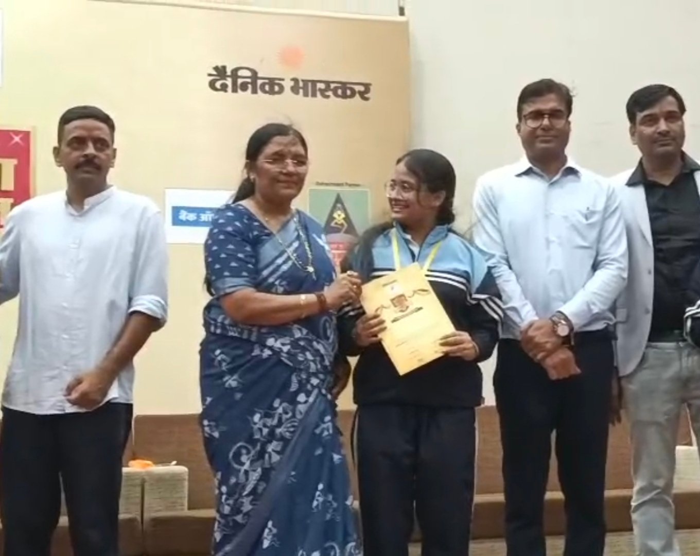 नेशन बुलेटिन धार। प्रतिभा सम्मान समारोह में याशिका डोडिया को मिला सम्मान, 90 प्रतिशत अंक हासिल कर रोशन किया नाम।