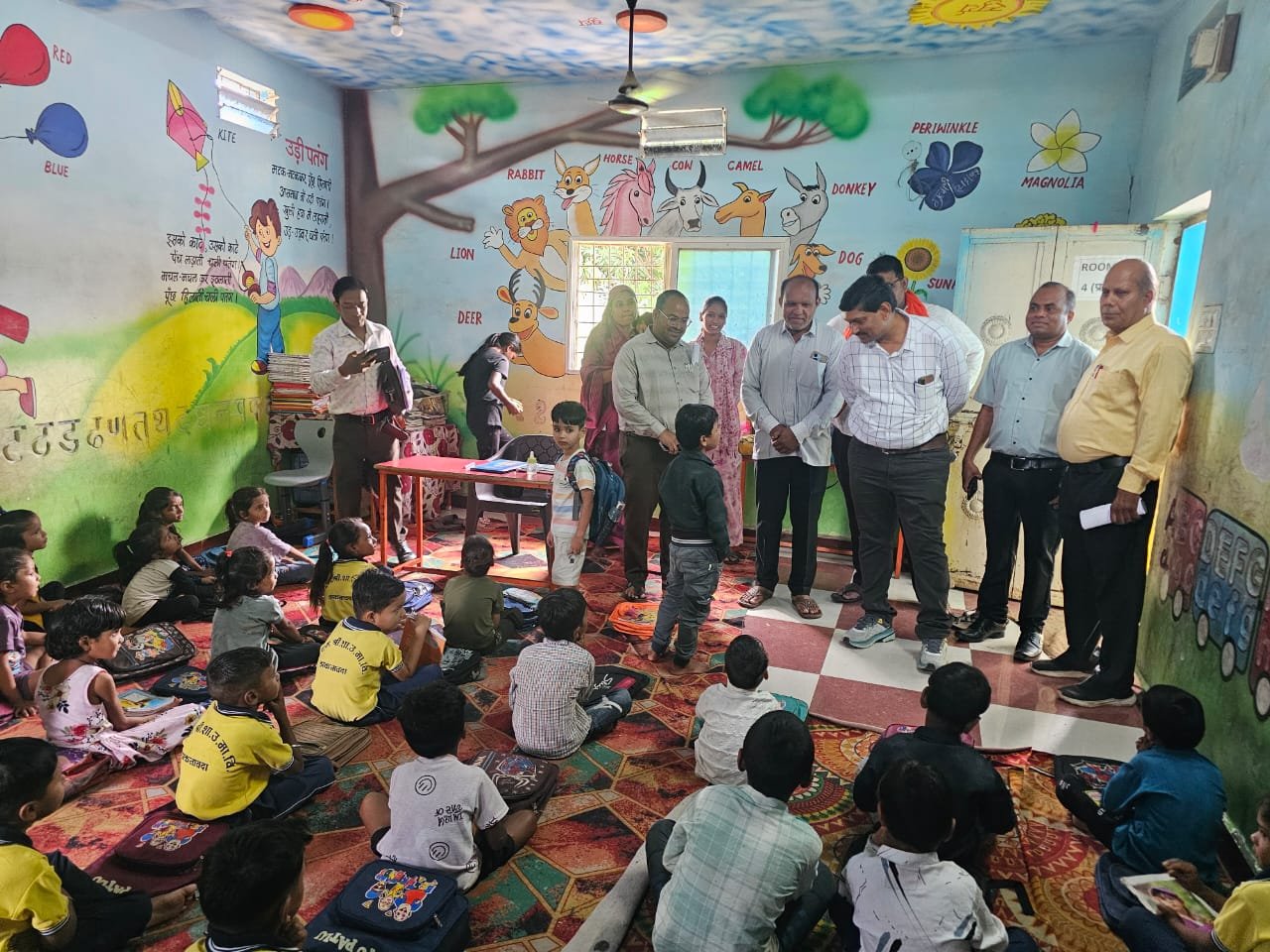 नेशन बुलेटिन धार।मुख्यमंत्री जन विश्वास अभियान के तहत अपर कलेक्टर सी.एस. सोलंकी का झकनावदा में औचक निरीक्षण एंव सीएमएचओ डाॅक्टर चोपडा।