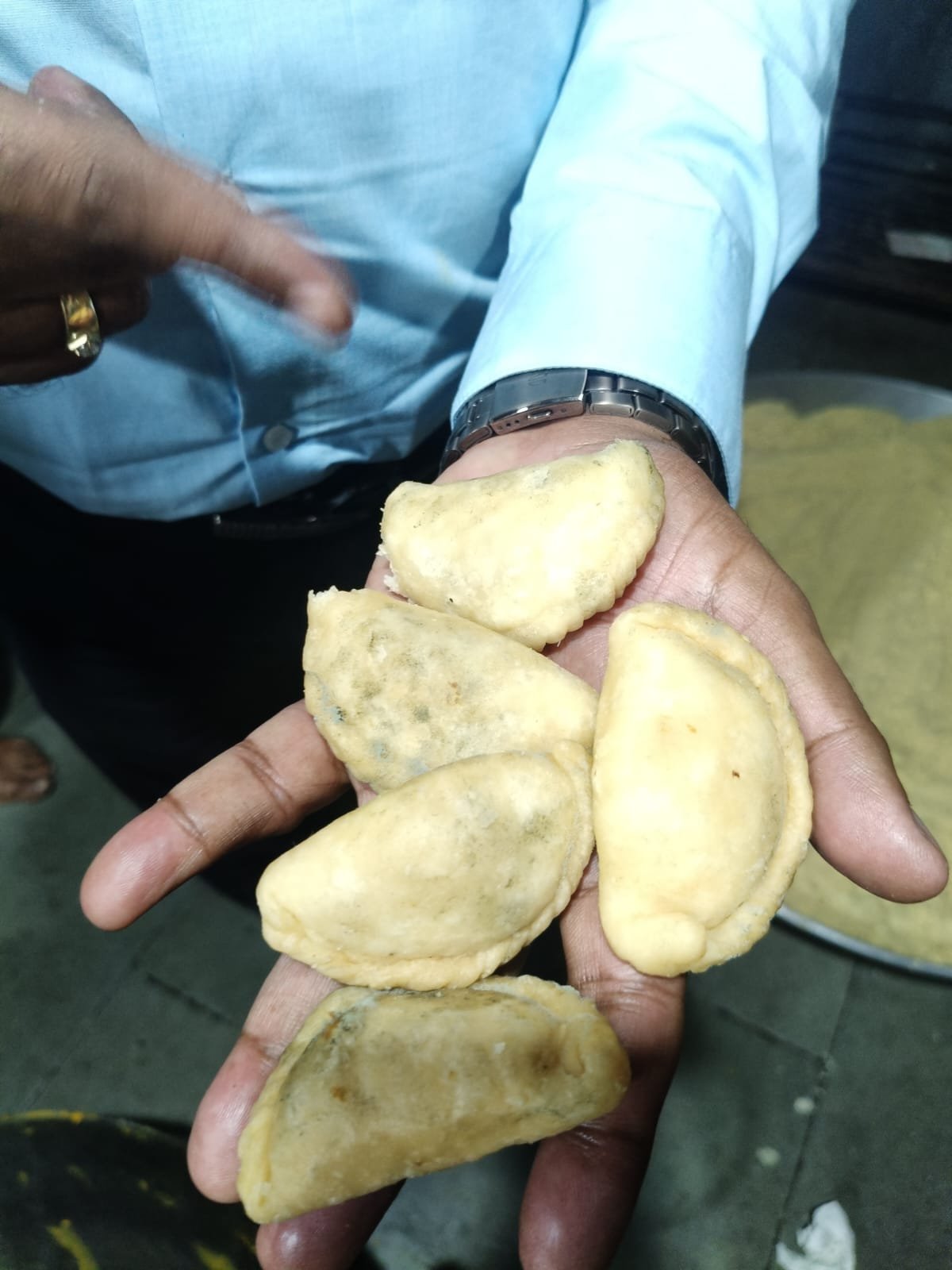 नेशन बुलेटिन धार। पराग स्वीट्स की फैक्ट्री में जांच, गुजिया में मिला फंगस; प्रशासन ने कराया नष्ट।