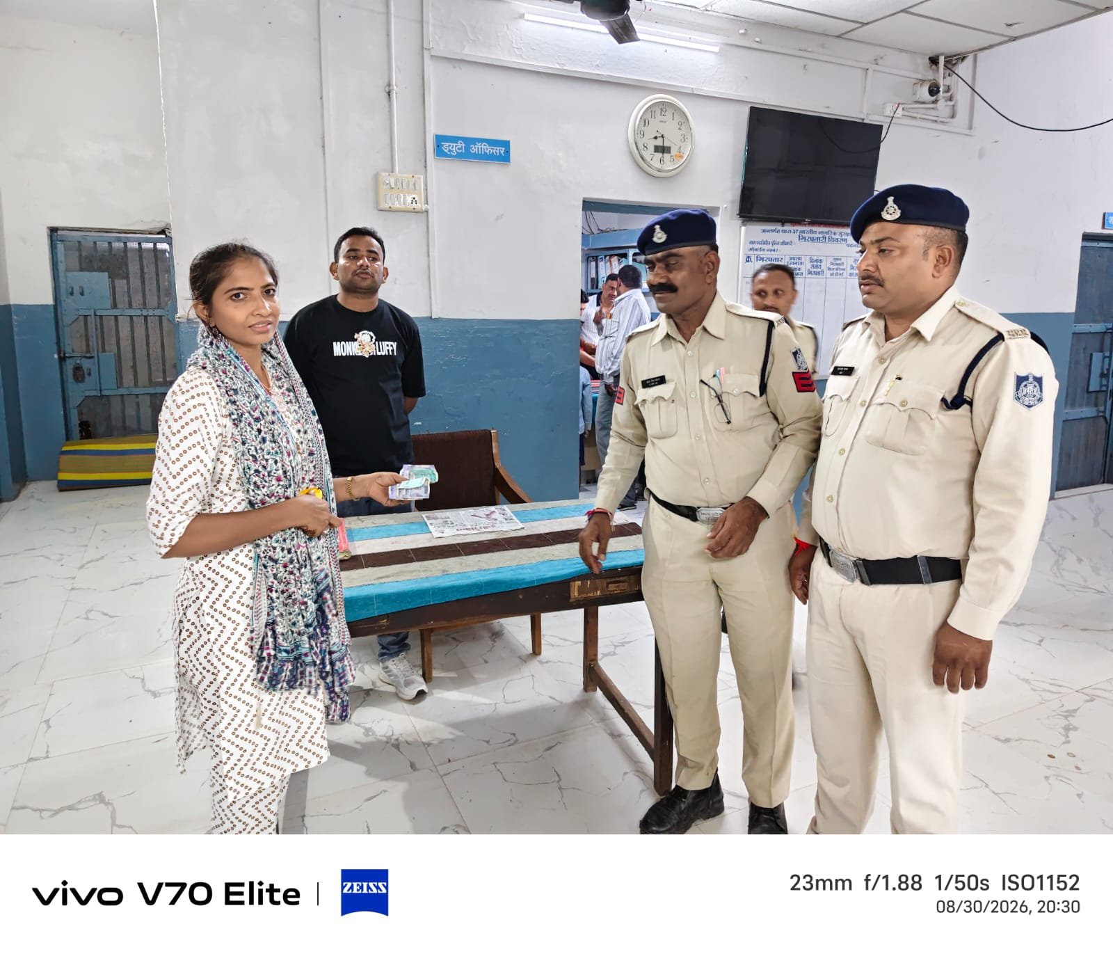नेशन बुलेटिन धार। सीसीटीवी फुटेज खंगालकर पुलिस ने खोज निकाला दो लाख के जेवरात से भरा पर्स।