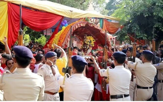 नेशन बुलेटिन धार। राजीव रंजन मीणा और नीना वर्मा ने की धारनाथ बाबा की आरती, जयकारों से गूंजा धार।