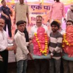 नेशन बुलेटिन धार। 17 वर्षों से जारी परंपरा के तहत गंधवानी क्षेत्र में प्रतिमा वितरण शुरू, दौलतपुरा में बच्चों से किया संवाद।