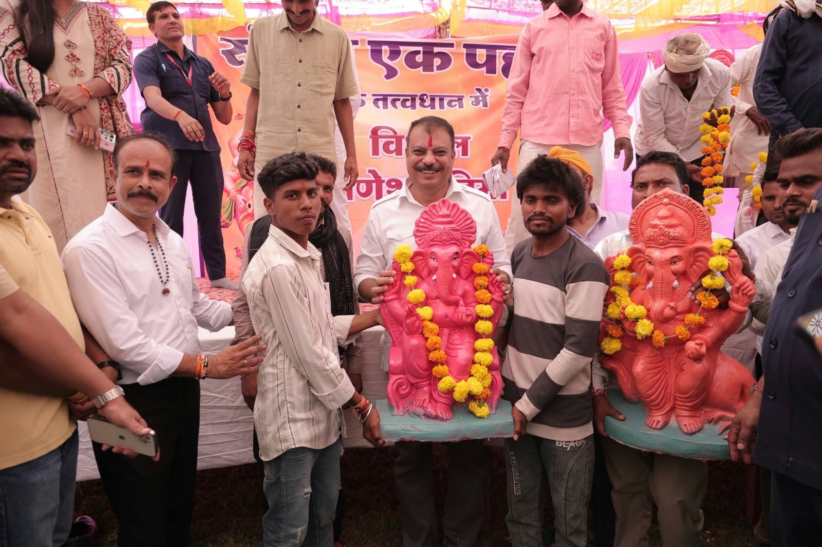 नेशन बुलेटिन धार। 17 वर्षों से जारी परंपरा के तहत गंधवानी क्षेत्र में प्रतिमा वितरण शुरू, दौलतपुरा में बच्चों से किया संवाद।