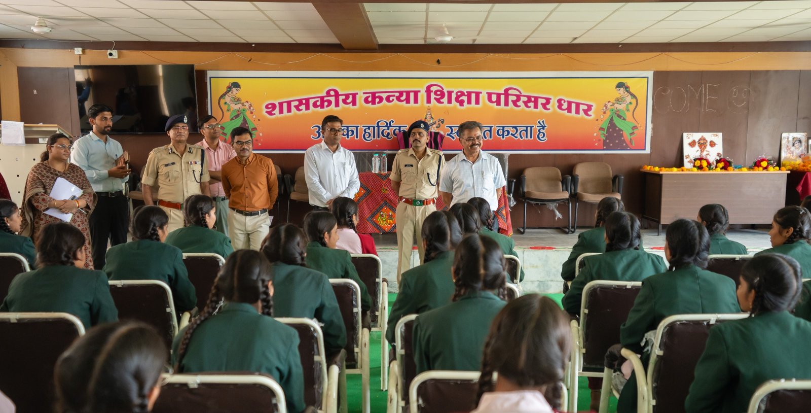 नेशन बुलेटिन धार।बालिकाओं से आत्मीय संवाद कर शिक्षा, खेल एवं सांस्कृतिक गतिविधियों की ली जानकारी।