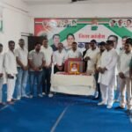 नेशन बुलेटिन धार। बुआजी की पुण्यतिथि पर कांग्रेस ने किया नमन, खिलाड़ियों को बांटे फल।