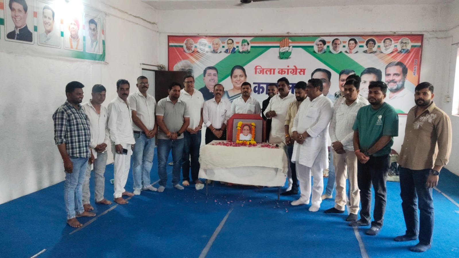 नेशन बुलेटिन धार। बुआजी की पुण्यतिथि पर कांग्रेस ने किया नमन, खिलाड़ियों को बांटे फल।