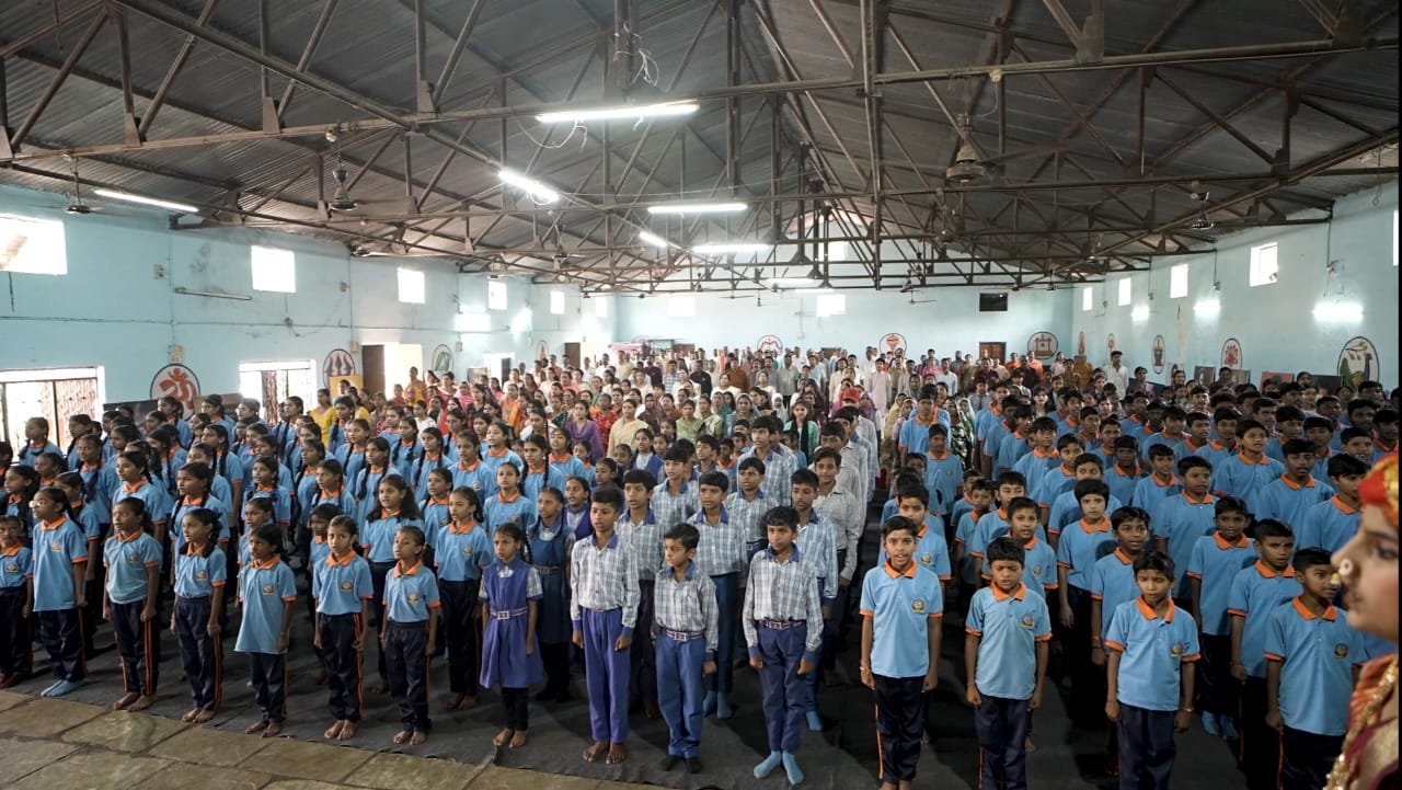 नेशन बुलेटिन धार। विद्या भारती द्वारा आयोजित सम्पूर्ण भारत वर्ष में सामूहिक वन्दे मातरम् गान सरस्वती शिशु मंदिर धार में संपन्न।