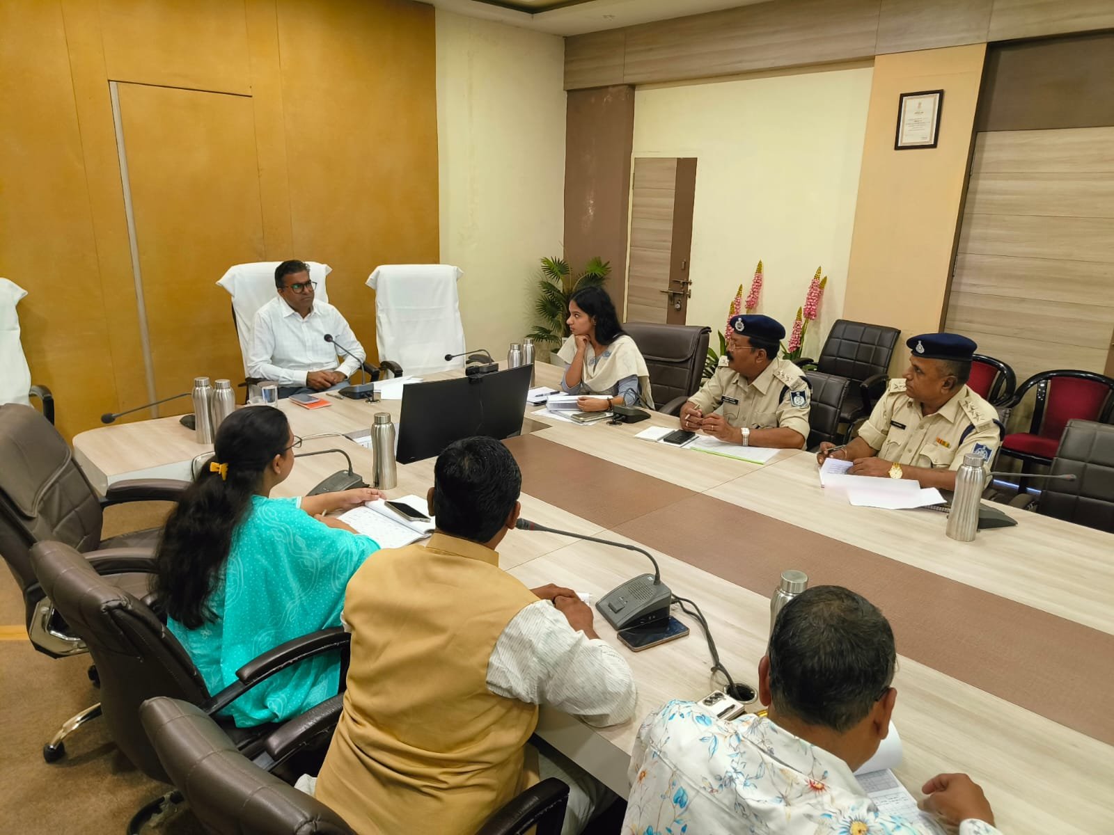 नेशन बुलेटिन धार।कलेक्टर की अध्यक्षता में जिला स्तरीय सतर्कता एवं मॉनिटरिंग समिति की बैठक आयोजित।
