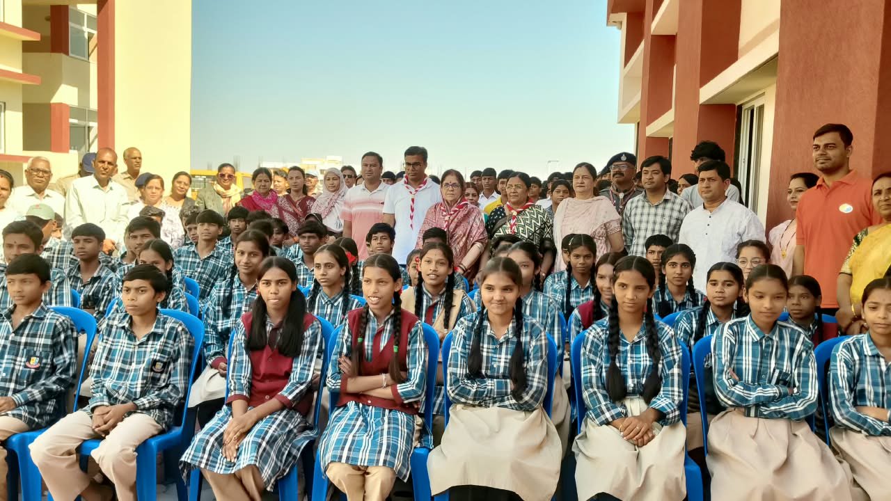 नेशन बुलेटिन धार। संदीपनि विद्यालय के नवनिर्मित भवन परिसर में हुआ स्वच्छता अभियान एवं वृक्षारोपण कार्यक्रम।