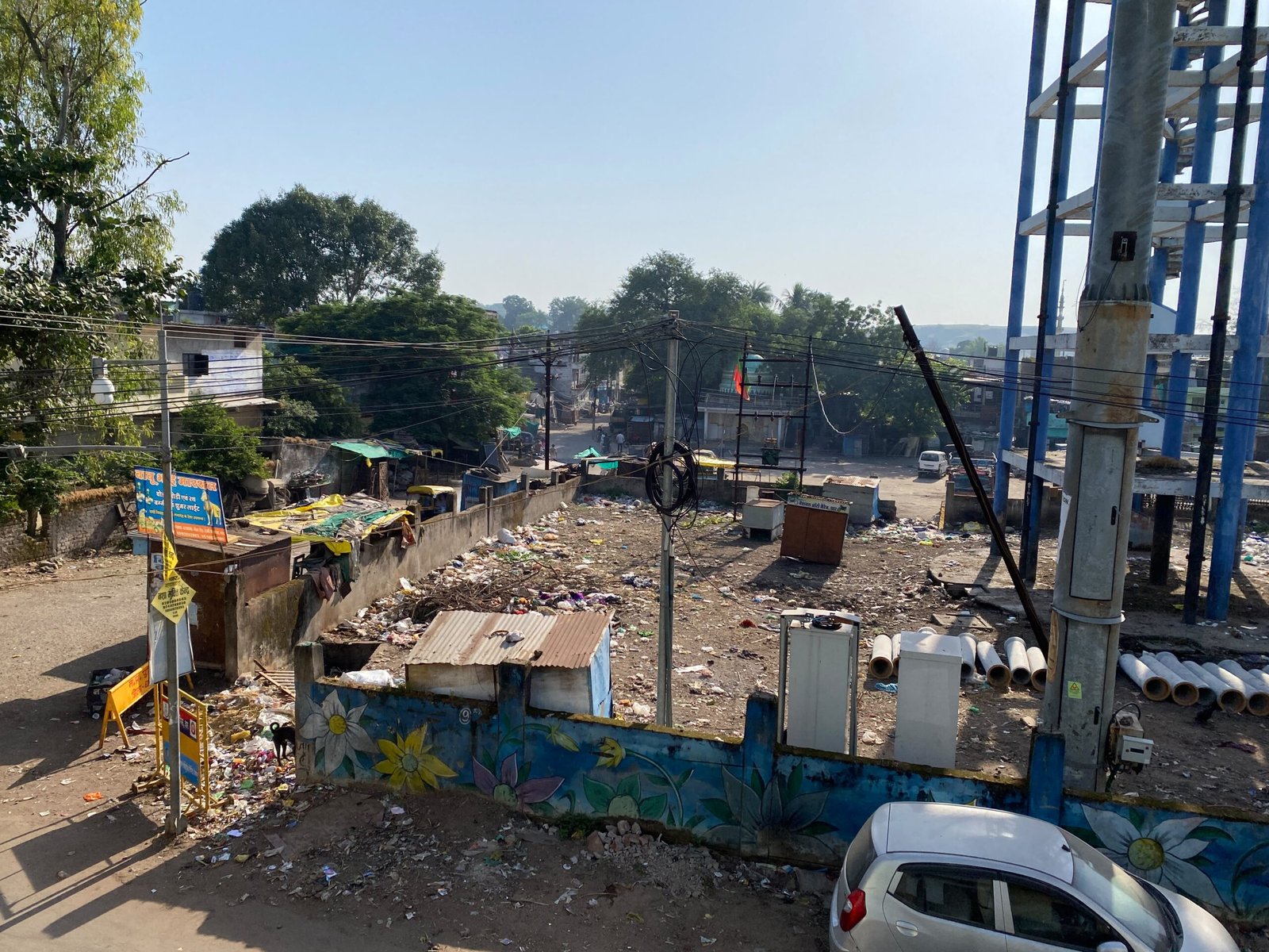 नेशन बुलेटिन धार। नालछा दरवाजा की पानी की टंकी के नीचे बना कचरे का अड्डा, गंदगी और बदबू से रहवासी परेशान।